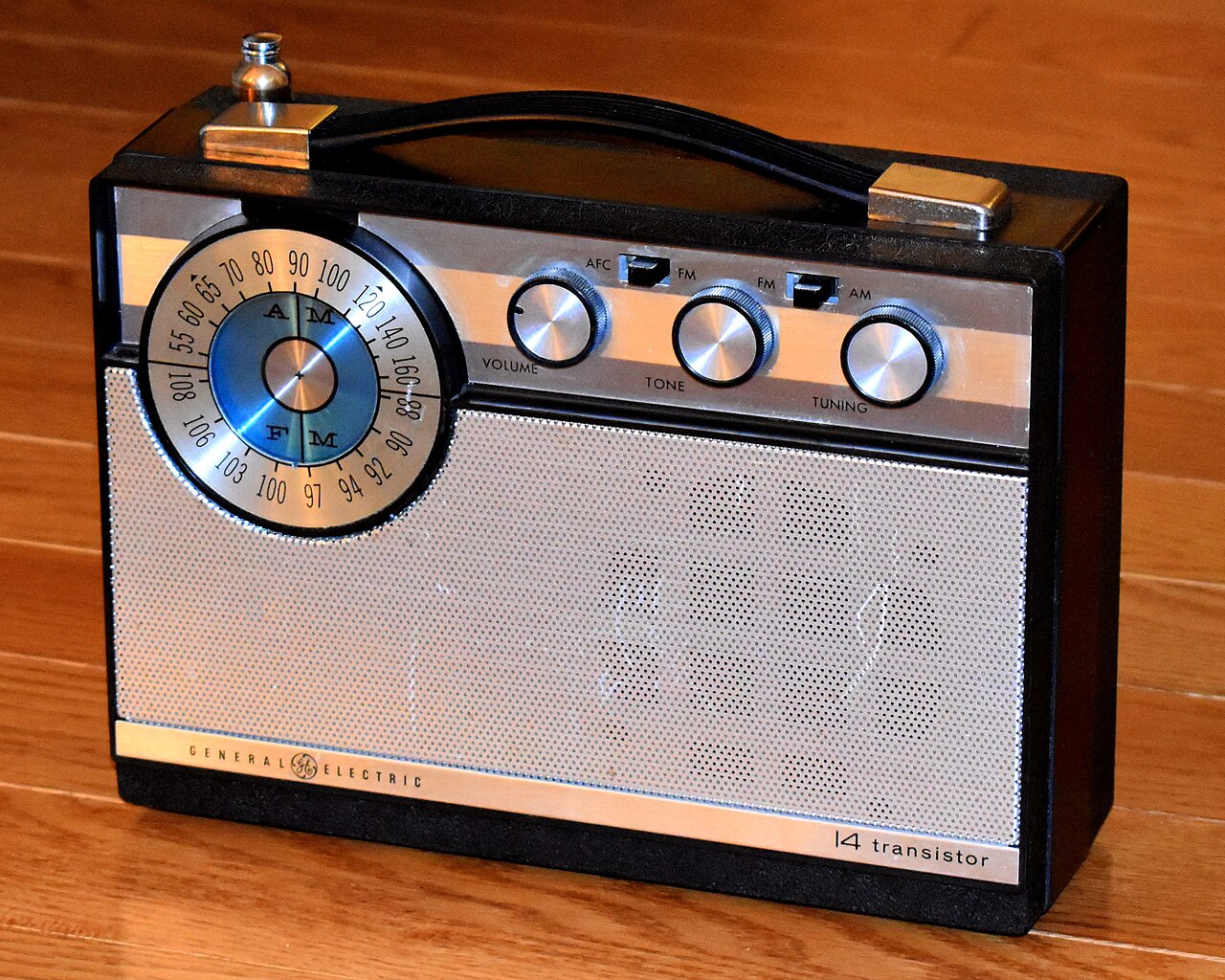 Przenośny odbiornik radiowy General Electric z 1964 roku
