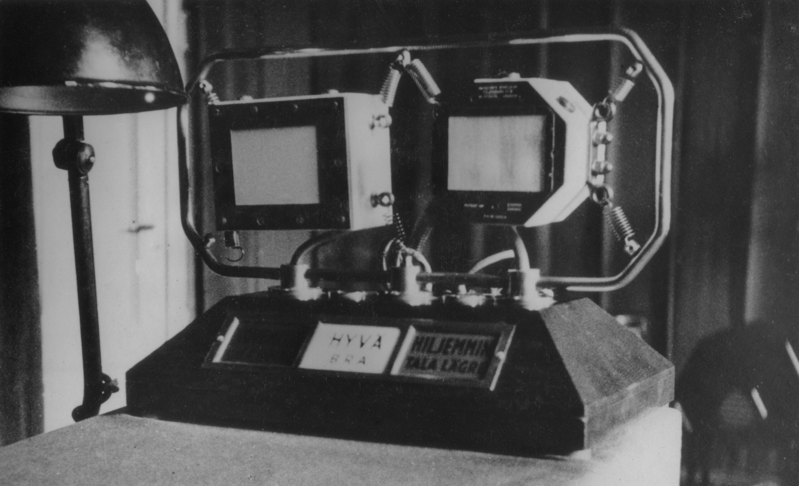 Dwa mikrofony radiowe używane w latach 1927-1934, Helsinki