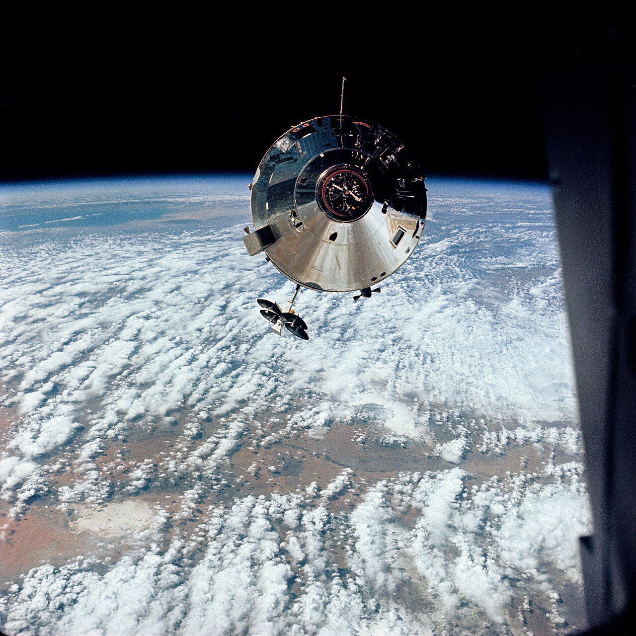 Moduł dowodzenia i serwisowy Apollo 9 nad Ziemią z widoczną z tyłu kierunkową anteną pasma S