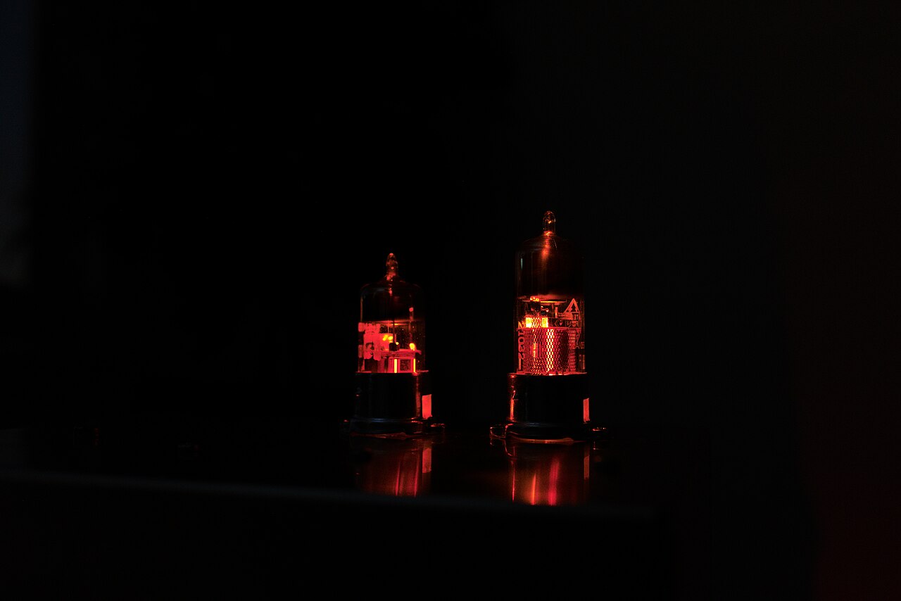 Żarzące się lampy elektronowe podczas pracy w nadajniku małej mocy