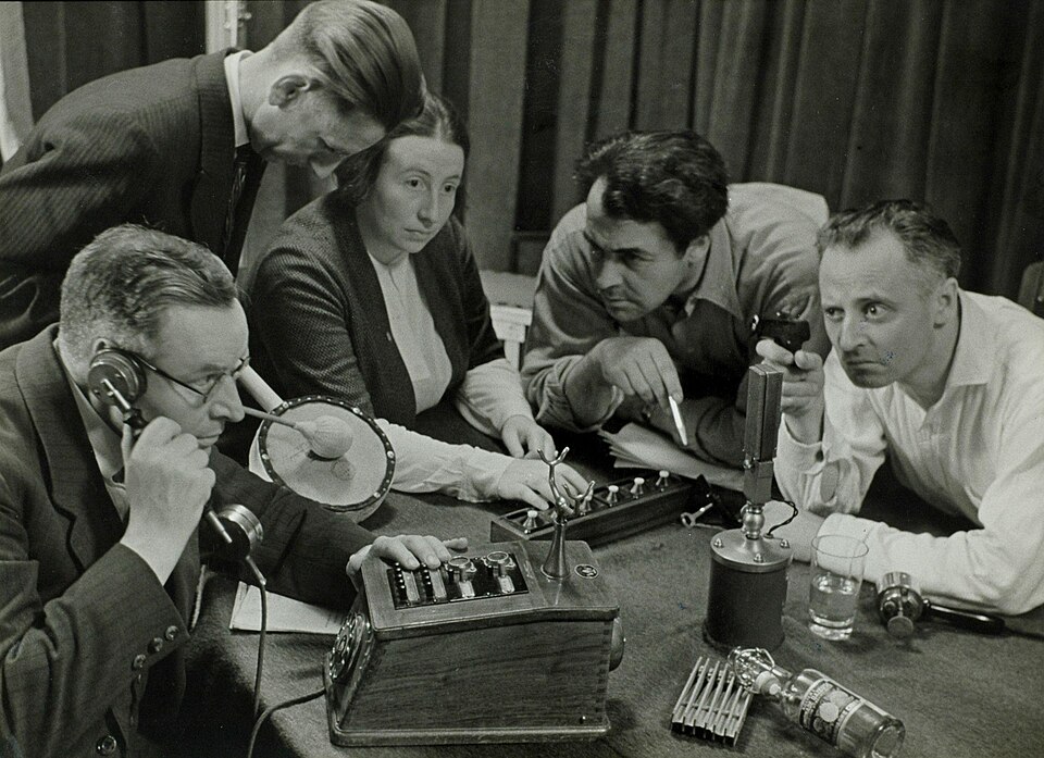 Aktorzy przy mikrofonach podczas nagrywania słuchowiska radiowego w 1949 roku
