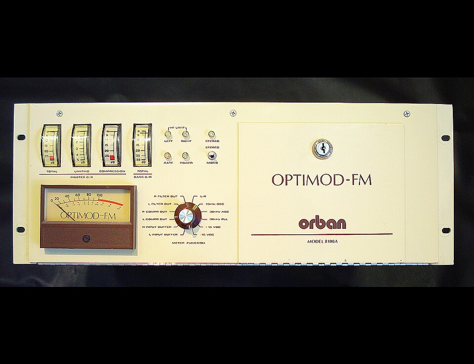 Panel procesora emisyjnego Orban Optimod 8100A z miernikami poziomu i pokrętłami