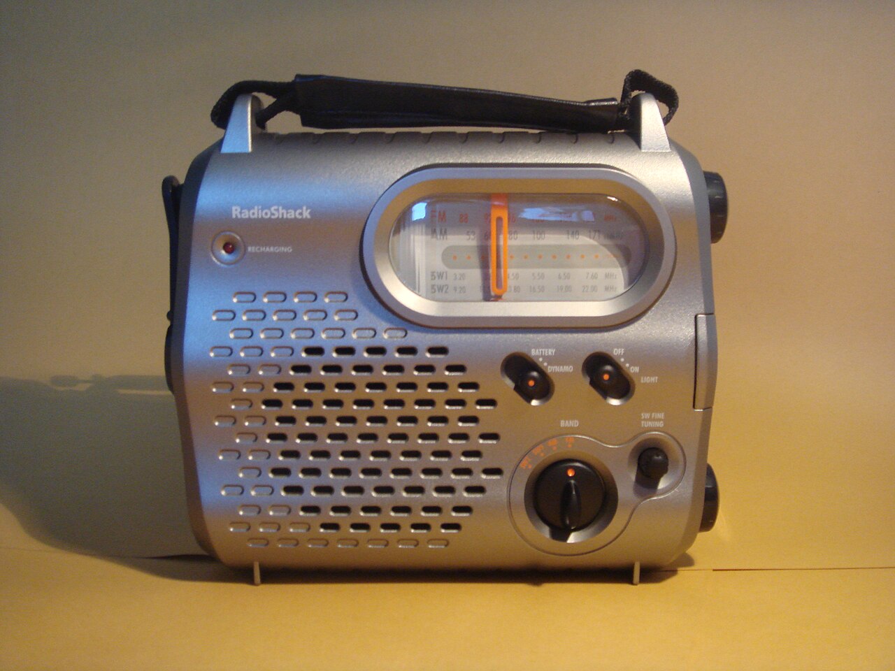 Przenośny odbiornik radiowy z korbką do awaryjnego wytwarzania energii