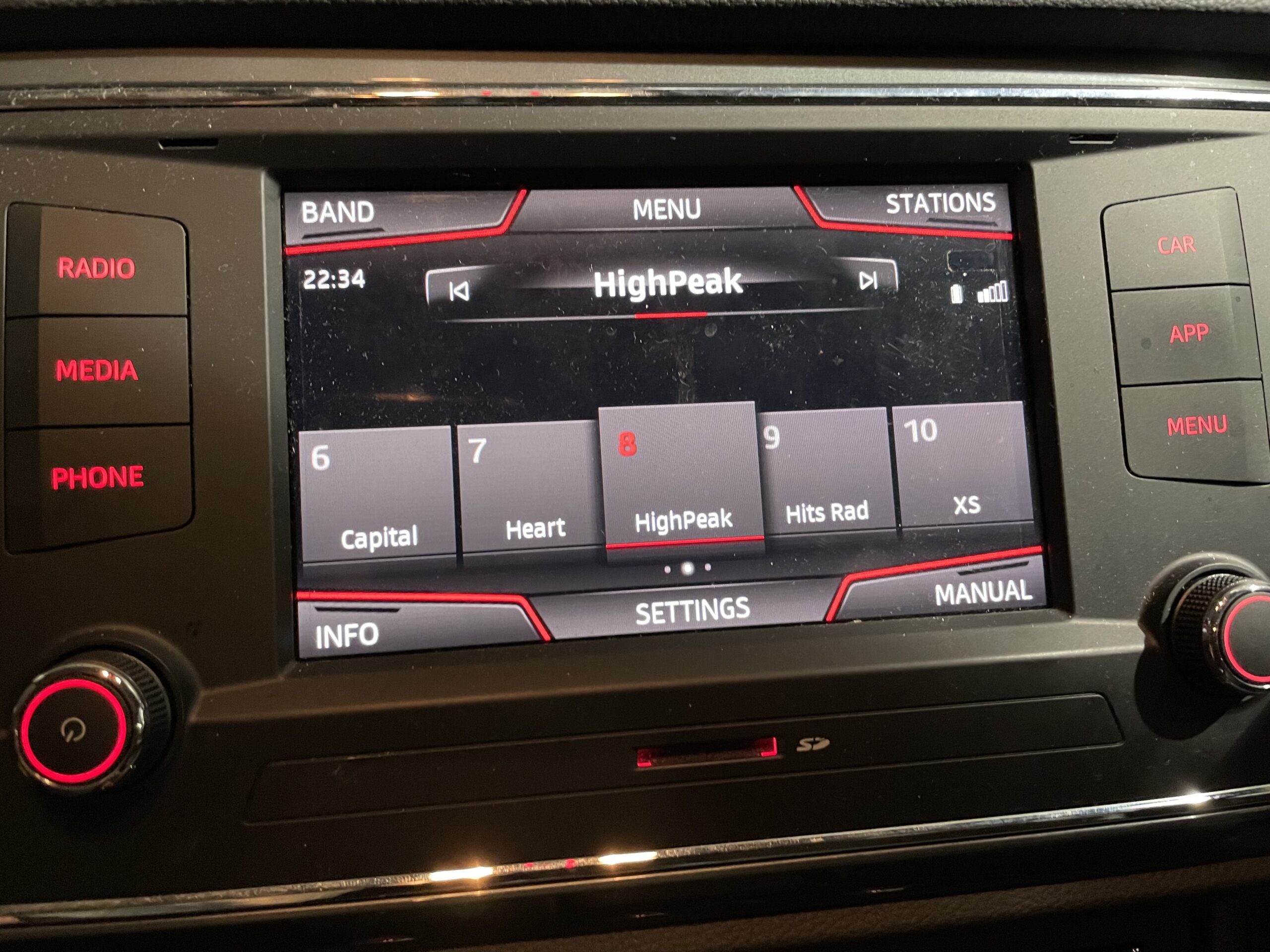 Samochodowy odbiornik FM wyświetlający nazwę stacji przesłaną przez RDS