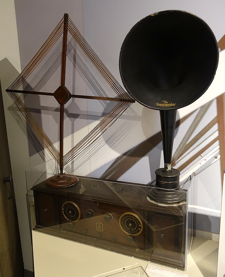 Odbiornik RCA Radiola AR-812 z 1924 roku, antena ramowa i głośnik tubowy