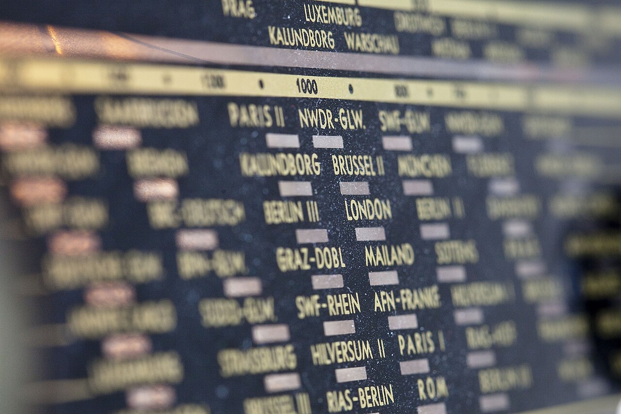 Podświetlana skala europejskiego odbiornika radiowego z początku lat 50., z nazwami miast i stacji