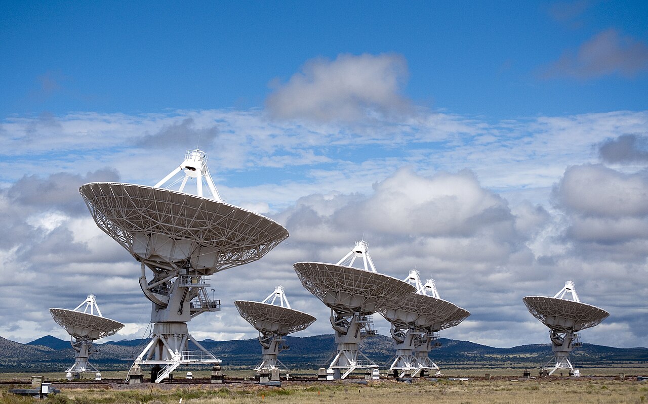 Paraboliczne anteny radioteleskopu Very Large Array na pustynnym terenie w Nowym Meksyku