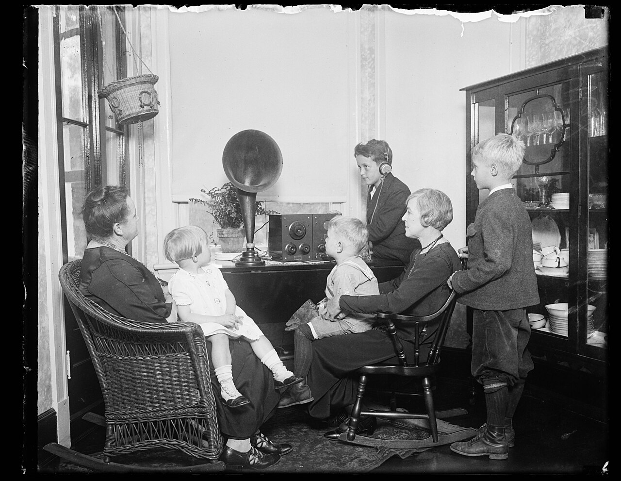 Rodzina zgromadzona wokół odbiornika radiowego w 1921 roku